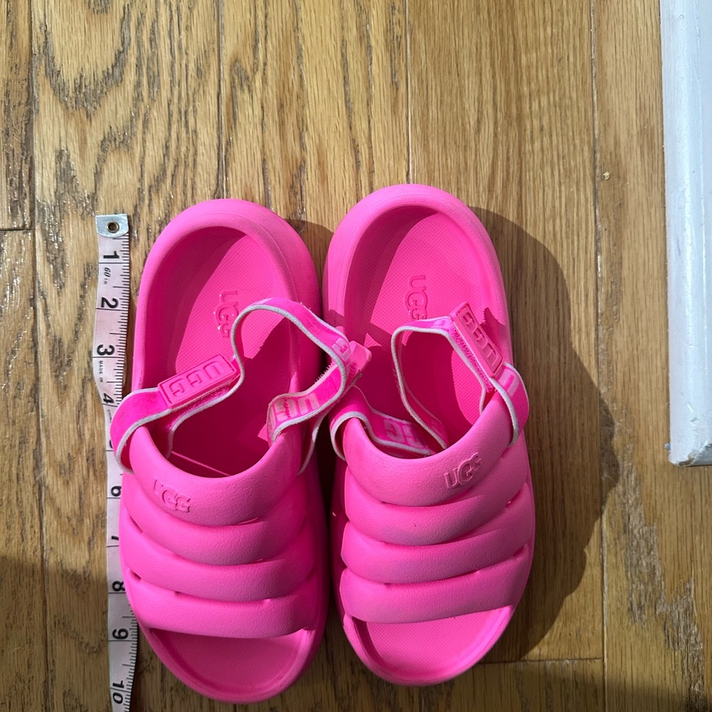 UGG Pink Sandals Vibrant Slip-On Style-no size tag look to be 3-3.5 youth